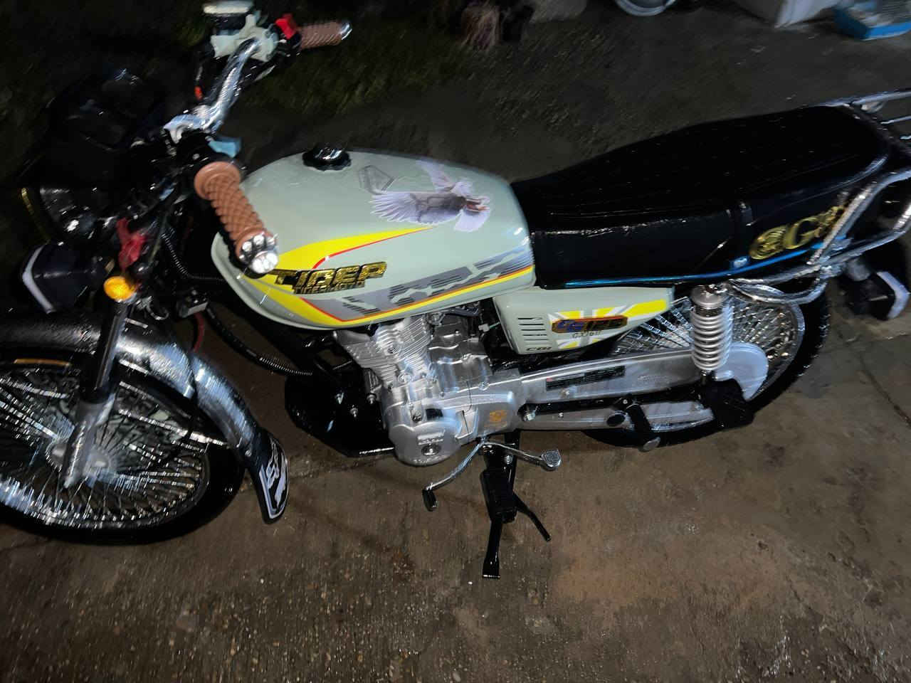 السلام عليكم شباب دراجه للبيع تايكر اسمنتي برطاني محرك غطاس دراجه تخبل جديده ما صارلها شهرين من طالعه من الوكيل وكيلها السلامي موديل ٢٠٢٥ اوراق الدراجه ما نقصها برغي سعرها ٧٧٥ قفل مكاني بابل طهمازيه الرقم *********** غير متواجد ع فيس
