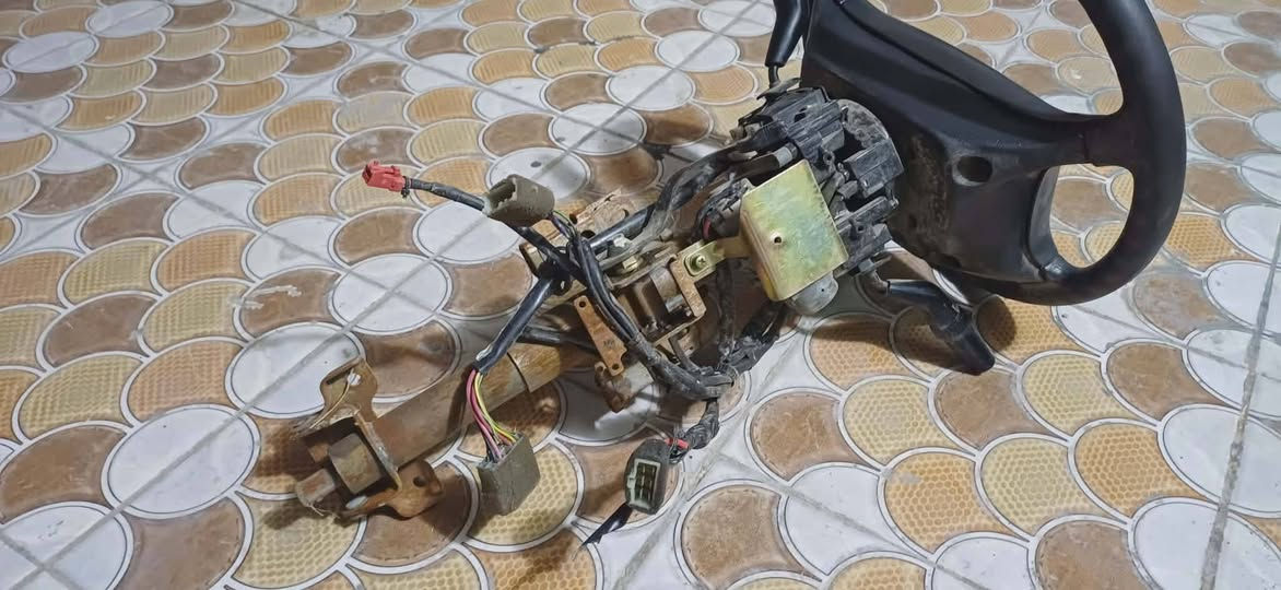 السلام عليكم اخوان دركه ستيرن كامله حاويه جديده ترهم الدمعه والمسطره نفس الفيش جيب وشد اليحتاجها يتصل ***********
