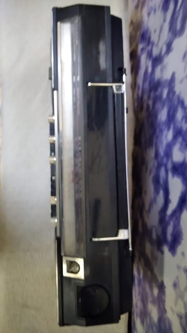 راديو مسجل ستريو ماركة SANYO
صناعة يابانية 
راديو 4 موجات مسجل وواكس شغال
السعر 75 الف
يوجد توصيل ***********
