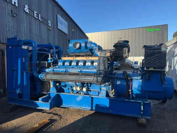 Model: F G Wilson P1500 1500kva  1200kw  Model 4012 TAG2 Engine Perkins Year: 2001 2086 A Voltage 415  Hours 102
اتصال ***********واتس
