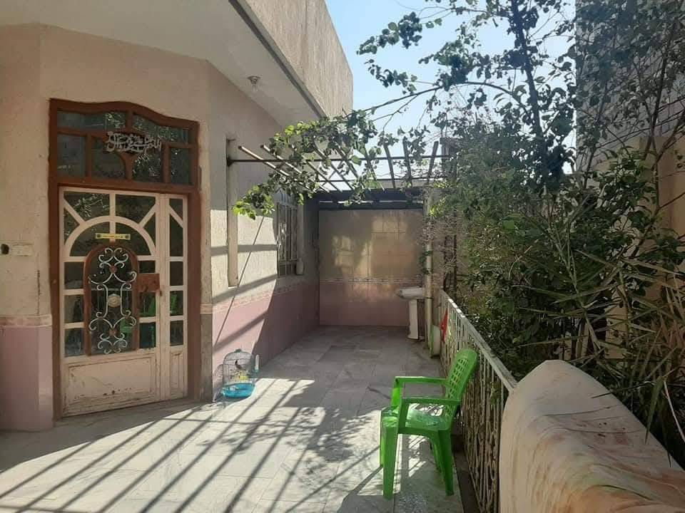 السلام عليكم 🖖

الدار للبيع 🏠 

مساحته 180متر مربع 

يتكون من ديوانية طول 5 ونص في 4 م  متر+ غرف نوم 💤 عدد 2 4ونص×4 م + هول 4×4 م+مطبخ🏠صغير 3ونص×2 م درج كامل محجر حمام 🛀 داخلي+صحيات خارجية +طارمه مرمر  الطول كما موضح في الصورة وباقي الغرف كاشي موزائيك للغرف والديوان 

للاستفسار علَےَ❀❄💙💙❄❀ الخاص او الاتصال على الرقم التالي 

( *********** )
