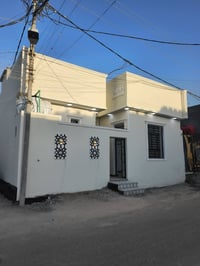 دار سكن بمساحه 100متر علا شارع تبليط 10متر يحتوي علا غرفتين نوم /صحيات...
