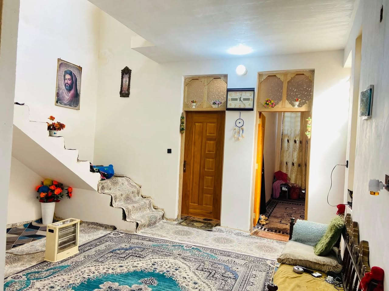 السلام عليكم بيت لبيع 150متر استقبال ومع غرفتين نوم وصاله ومطبخ بارد ومطبخ حار منور كبير عنوان حي طارق الوسط يم مولد بيت المري كامل الخدمات مي كهرباء تبليط كلشي متوفر بنيان 2025 طابوق جمهوري الرقم *********** السعر خاص .
