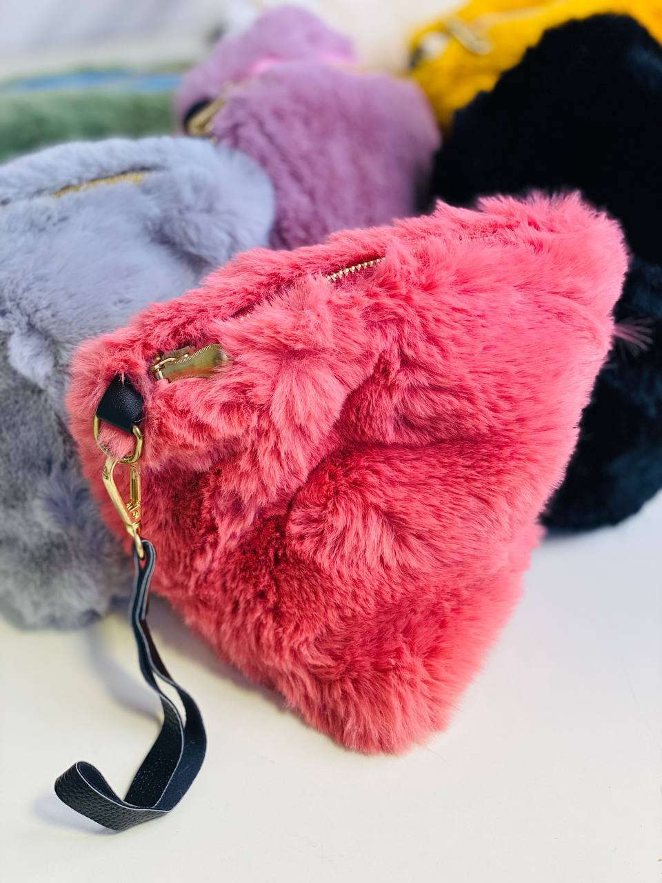 👛ترند الموسم👛

🎁حقيبة يد صغيرة من القماش الفرو 💸، مع سحاب ذهبي👛 وشريط يد أسود. 
 🔔مصنوعة من قماش خفيف الوزن ومتين

دزاين جديد لموسم 🎶2026
تركي درجة اولى 🇹🇷💯
كوالتي عالي جدا 👍♥️

🎁متوفرة ب 9 الوان 🎁

السعر 8 الاف 

🚘يوجد خدمة توصيل لجميع محافظات العراق ٤ الاف🚘


**إذا كنت صاحب هذا الإعلان وتريد حذفه لأي سبب، رجاءا أرسل رسالة إلى الدعم الفني**