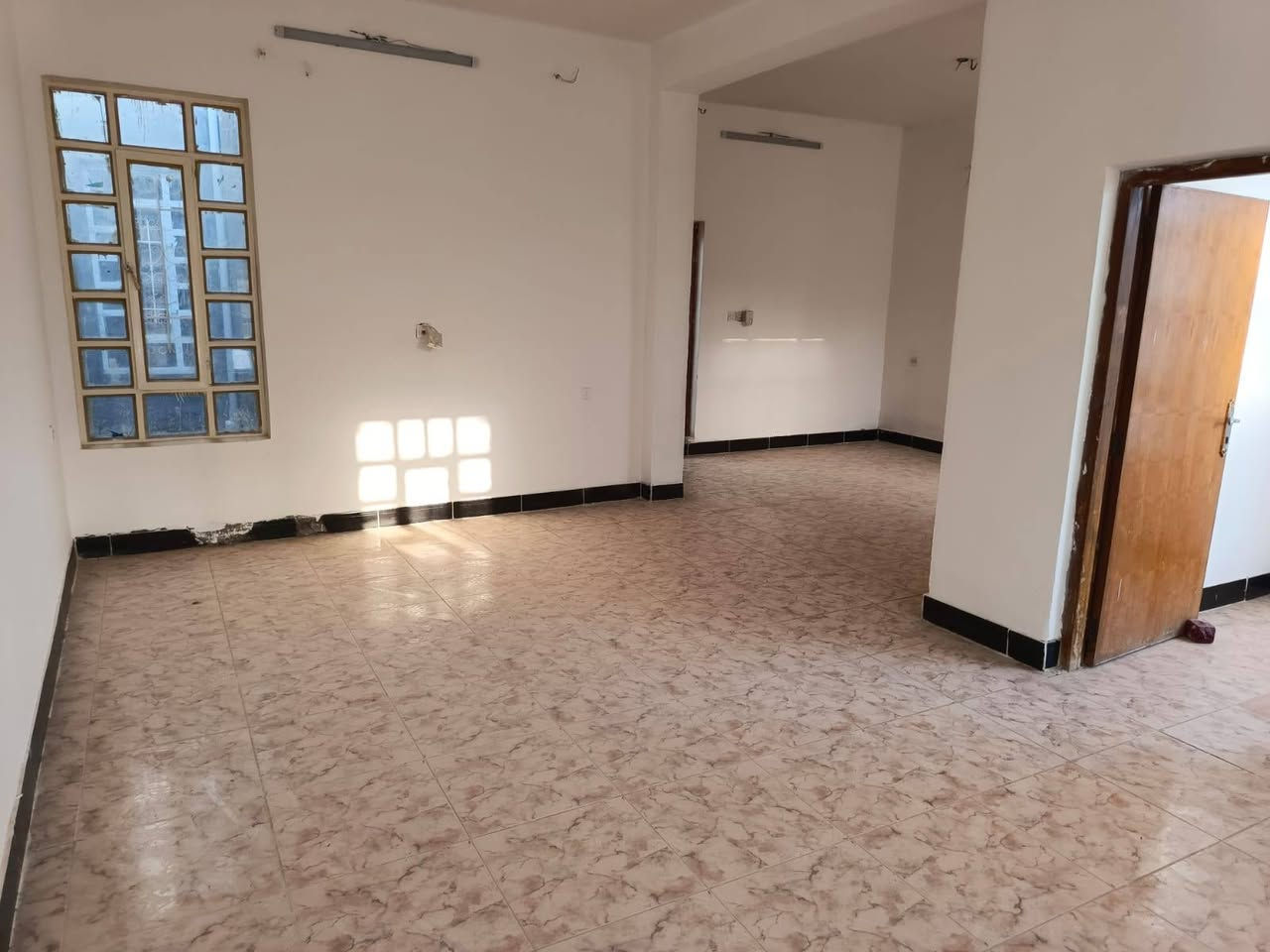 السلام عليكم عرض مميز جدا دار 250 متر واجهة 12.5 ونزال 20 طابقين بناء طابوق بالكامل للبيع سامراء حي الافراز طابو ملك صرف سند 25 صدامي 4 غرف نوم ثنين منهن سويتات الدار بناء 2012 وهسه محدث بالكامل شغل درجة أولى 
*********** 
او زورونا مكتب المميز للوساطة العقارية حولي المثنى الشهداء مقابل الجبيرية الثالثة مجاور صيدلية جوهرة المدينة
