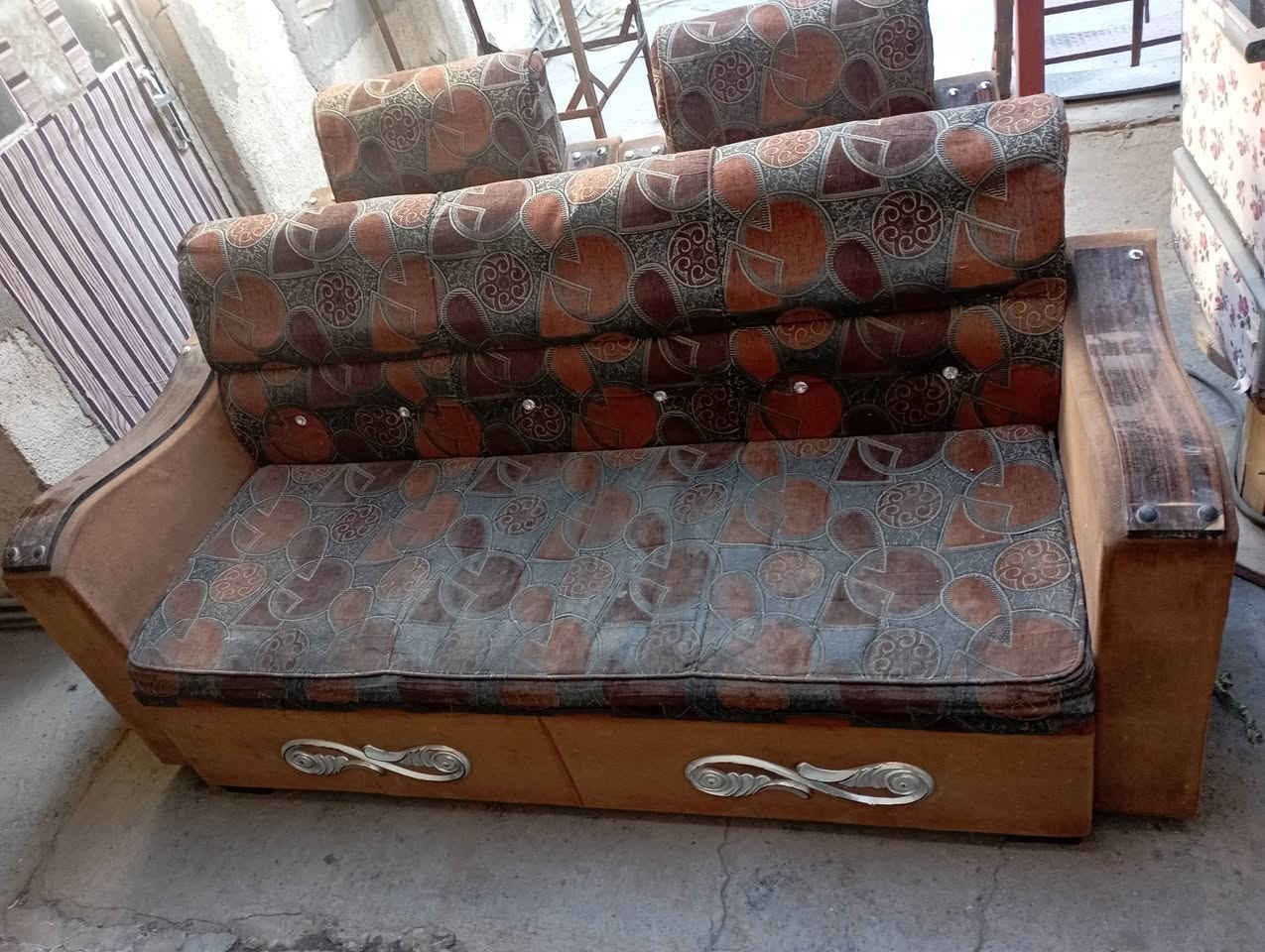 نص تخم للبيع العنوان الكاظميه النظافه 90% رقم الهاتف *********** خمس مقاعد
