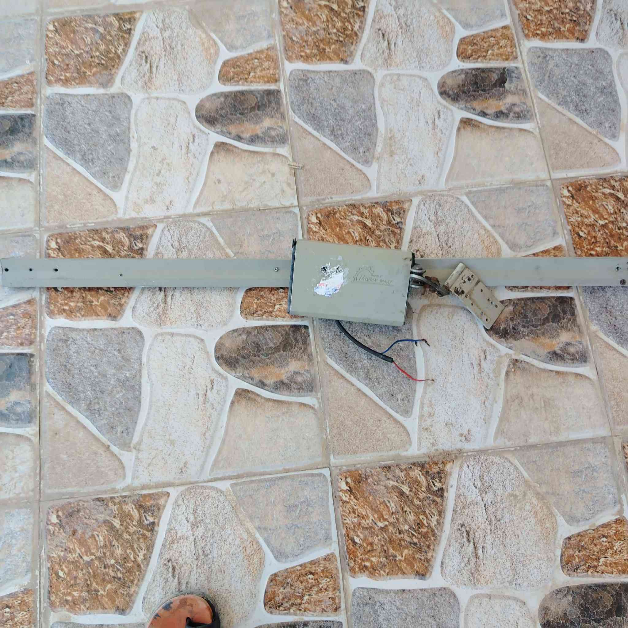 السلام عليكم 
موطور باب كهربائي للبيع مستخدم 
السعر 125 وبي مجال بسيط مكان حله 
اتصل ودلل ***********
