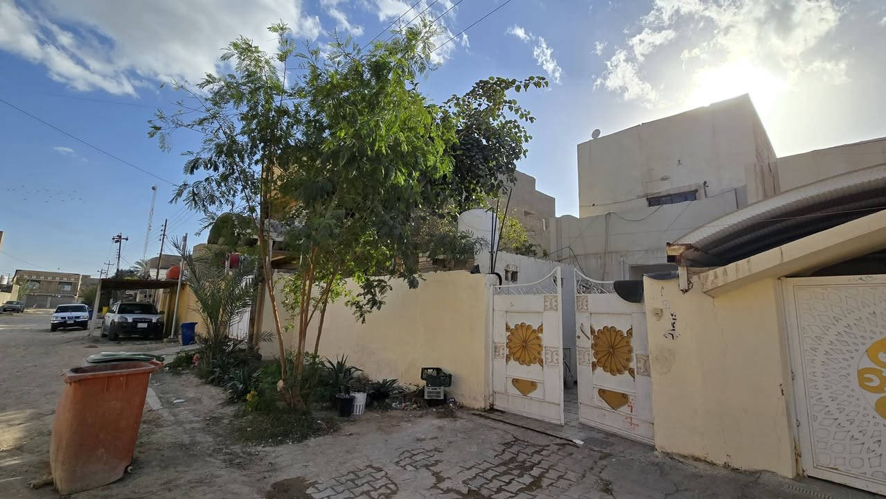 بيت للبيع طابو صرف المساحة 200 متر الموقع طويريج حي الجمعية شارع مالك الاشتر البيت طابقين للأستفسار اكثر اتصل ***********
