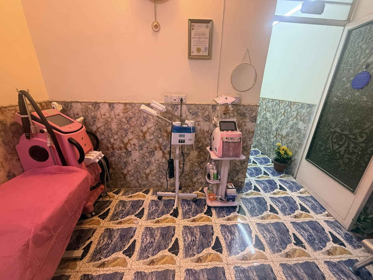 السلام عليكم .. مركز تجميل متكامل وشغال للبيع مع او بدون موقع مدينه الصدر بسعر مناسب للاستفسار ***********
