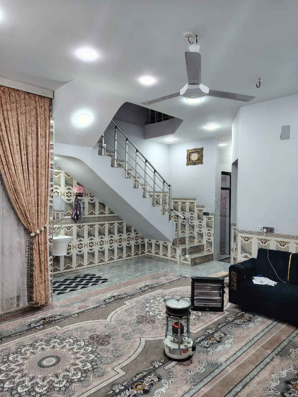 مشتمل للبيع الشهداء الثانيه قرب بيت ابو عبدالله المختار مساحه البيت 162.5 الوجهيه 6.5والنزال 25 القاط الاول طابوق سيراميك ارظيه وجدران كهرباء تأسيس بواري القاط الثاني بلوك    ارظيه سيراميك خدمات ماء وكهرباء ومدارس بتدائيه ومتوسطه وعداديه تبعد عني مسافه 5دقايق قرفه جوة وفرقه فوك مناور اثنين وصاله ومطبخ استقبال وحمام جوة وحمام فوك البيت باسمي السعر 110وبي مجال  رقمي ***********
