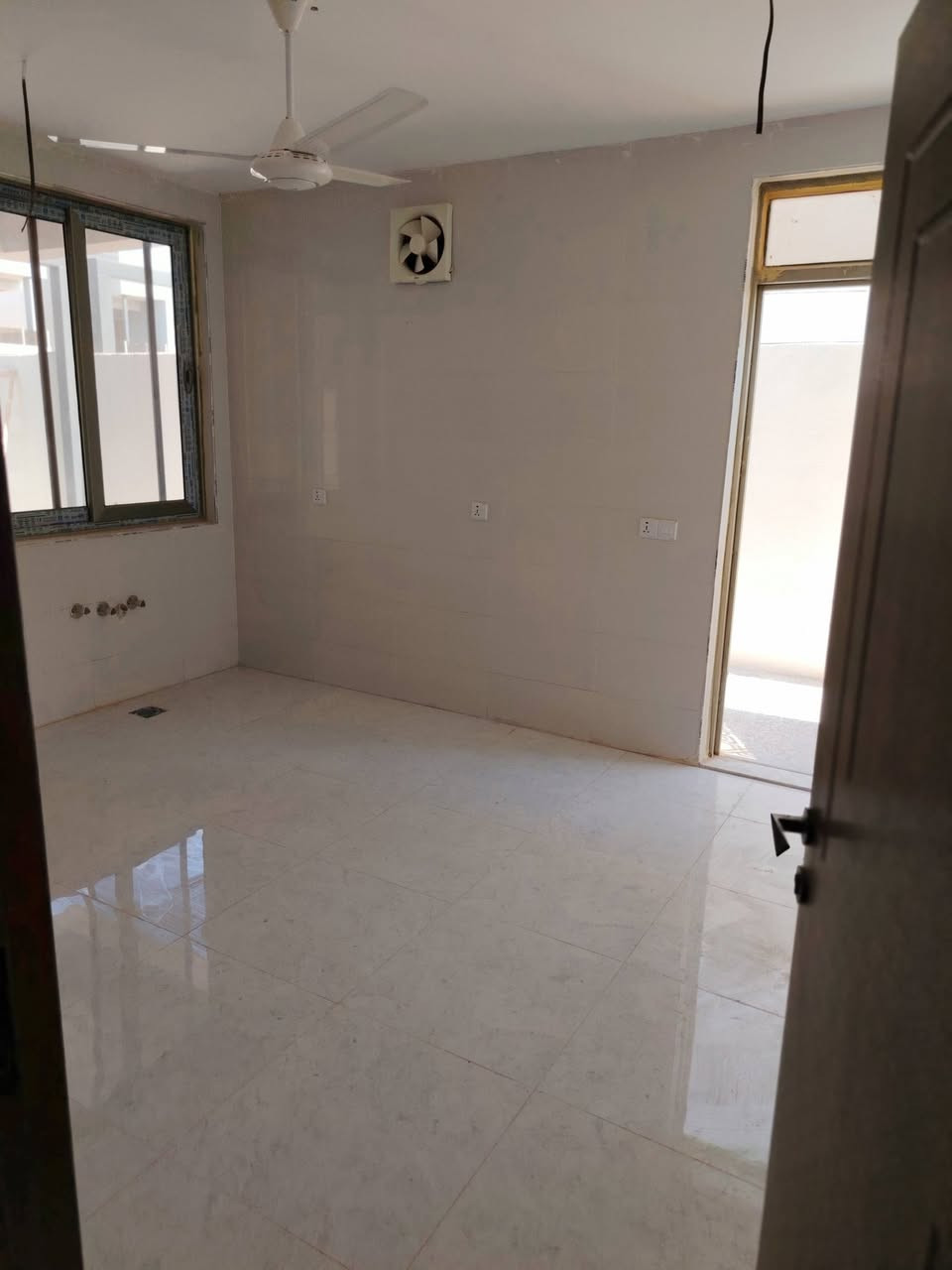 بيت للبيع مجمع نجمة بغداد السكني
مجمع راقي وهادئ خدمات مدارس حدائق أمن ٢٤ ساعة/ صالة جم للنساء والرجال/ محلات متنوعة /محمية غزلان ونعام /  حدائق للعوائل واماكن للأطفال/  مسجد حصلت الموافقات وجاري العمل عليه ان شاء الله/ بناء ممتاز بشهادة سلامة وجودة من استشاري جامعة بغداد طابو سكني صرف باسم المشتري خلال يوم واحد
صالة وغرفة ضيوف ومطبخ معزول ٣ غرف ٣ حمامات غرفة ماستر مع حمام وبلكونة
 
مساحات  نفهه وجميلة مع حديقة وكراج واسع يسع سيارتين
المساحة ٢٥٠ متر
حاليا مؤجر بمليون
السعر ٤٦٠ مليون 
البيت بي تغيرات عن البيوت الستاندر للمجمع
واتس اب ***********
