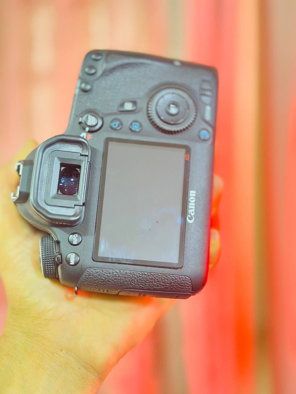 كانون 6d mark 1
الكاميرا نضاف 100%
بعده جديده لوك 
شتره 10k  بس 
دقته 20.2 فديو full HD 60fbc 
 وسعره 550
واتساب ***********
@إشارة
