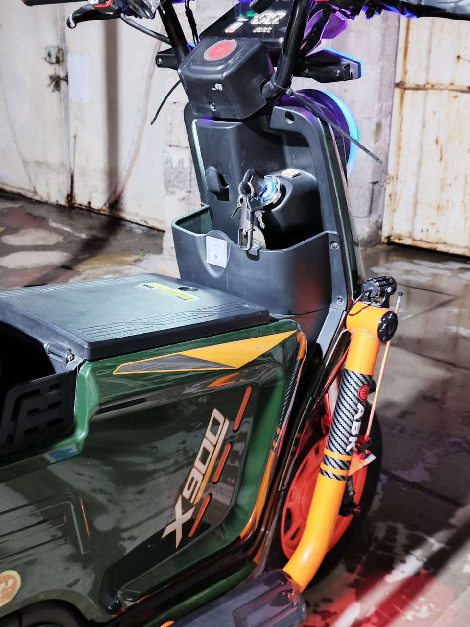 السلام عليكم 🛑
🛵دراجه شحن x900 
موديل 2025
💿تايرات جدد جوبلس
الدراجه ام الصندوك الوسطي الجبير وبيها سله جديده اماميه شايلها 
⚡ملف ١٢٠٠ نحاس 
🦾سرعه ٩٩كم.س
🔋٥ بطاريات كبار 
🪉جهاز انذار لمنع السرقات
دبل سويج وتشغيل كارت nfs وتشغيل بصمه عن بعد وتشغيل بصمه بلدراجه ونشرات داير مدايرها ملاعيب العيد ومنضومه زنون عدسه وبيها نظام بك R🛑 وشاشه اعطال 
الدراجه زلغ مابيها واحله من الصوره السعر ٥٥٠ وبيها مجال للطيبين المكان بغداد زعفرانيه ***********واتس
