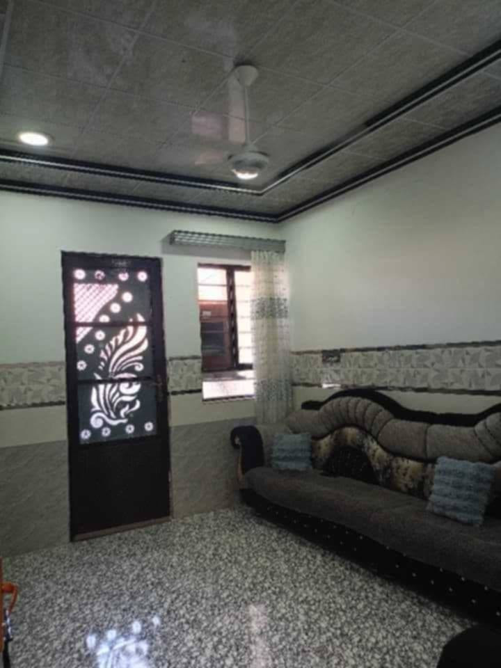 دار للبيع موصل حي الانتصار جيهة الميثاق قرب شاري 20مال الميثاق  او قرب الجامع جيهة الحصو ورمل الدا على شارع 15شروق سند طابو شرط التحويل او قرار تمليك سند 25 الدار يتكون غرفة نوم وهول ستقبال مطبخ مشتملات بيتونه سيراميك امساحه 100مترالسعر 67 وبي مجال قليل رقم الهاتف *********** رقم الهاتف ***********
