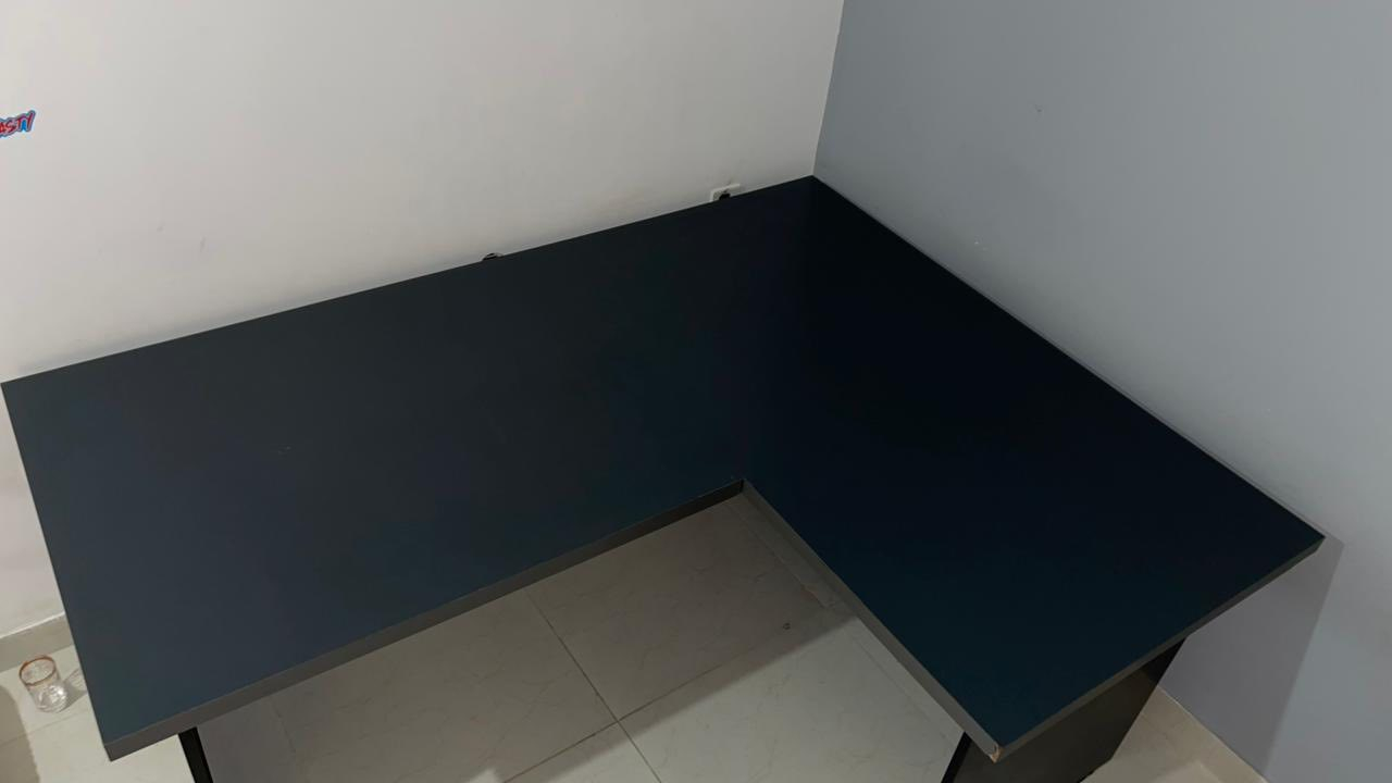 للبيع: ميز كيمنك زاوية فلات

📐 المقاس:
• 140 سم جهة اليمين
• 180 سم جهة اليسار
• العمق 80 سم

🎨 الألوان:
• جسم أسود
• سطح رصاصي أنيق

✨ المميزات:
✔️ تصميم زاوية عملي ومرتب
✔️ مساحة واسعة للكيمنك أو العمل
✔️ ثابت وقوي للاستخدام اليومي
✔️ مناسب للغرف والمكاتب

للتواصل ***********
