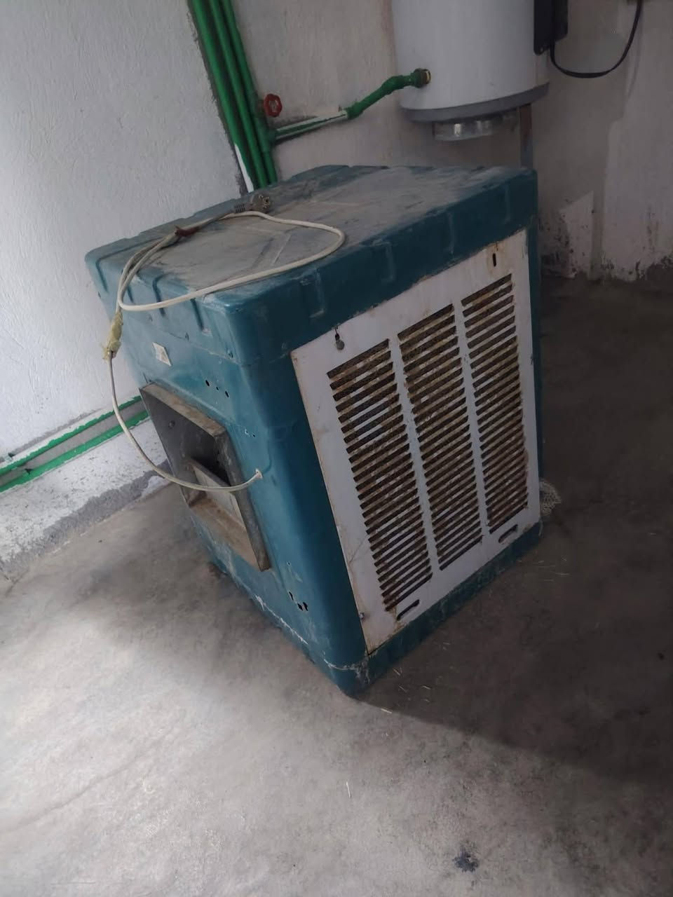 مبردة واحد ونص نضيفه هواء بارد سعر50 مكان حي البكر الغربي ***********
