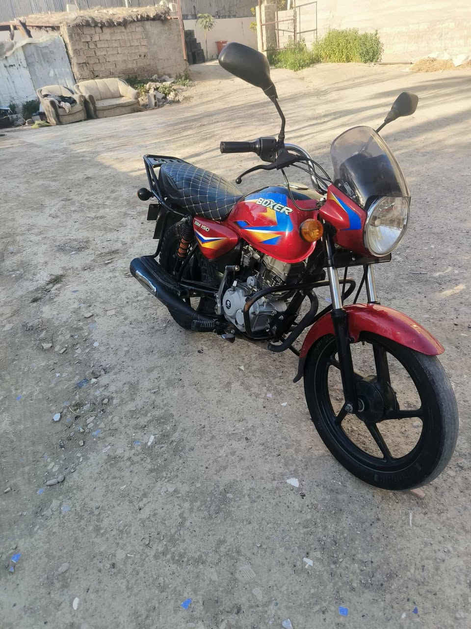 دراجة بوكسر للبيع موديل 2020 أوراق كاملة شرط الترقيم مابيها اي نقص مكفولة من كلشي جديده المكان بهرز حي الشرطة قرب ملعب طوفي السعر 900 وبيها مجال للإستفسار *********** صاحب الدراجة .
