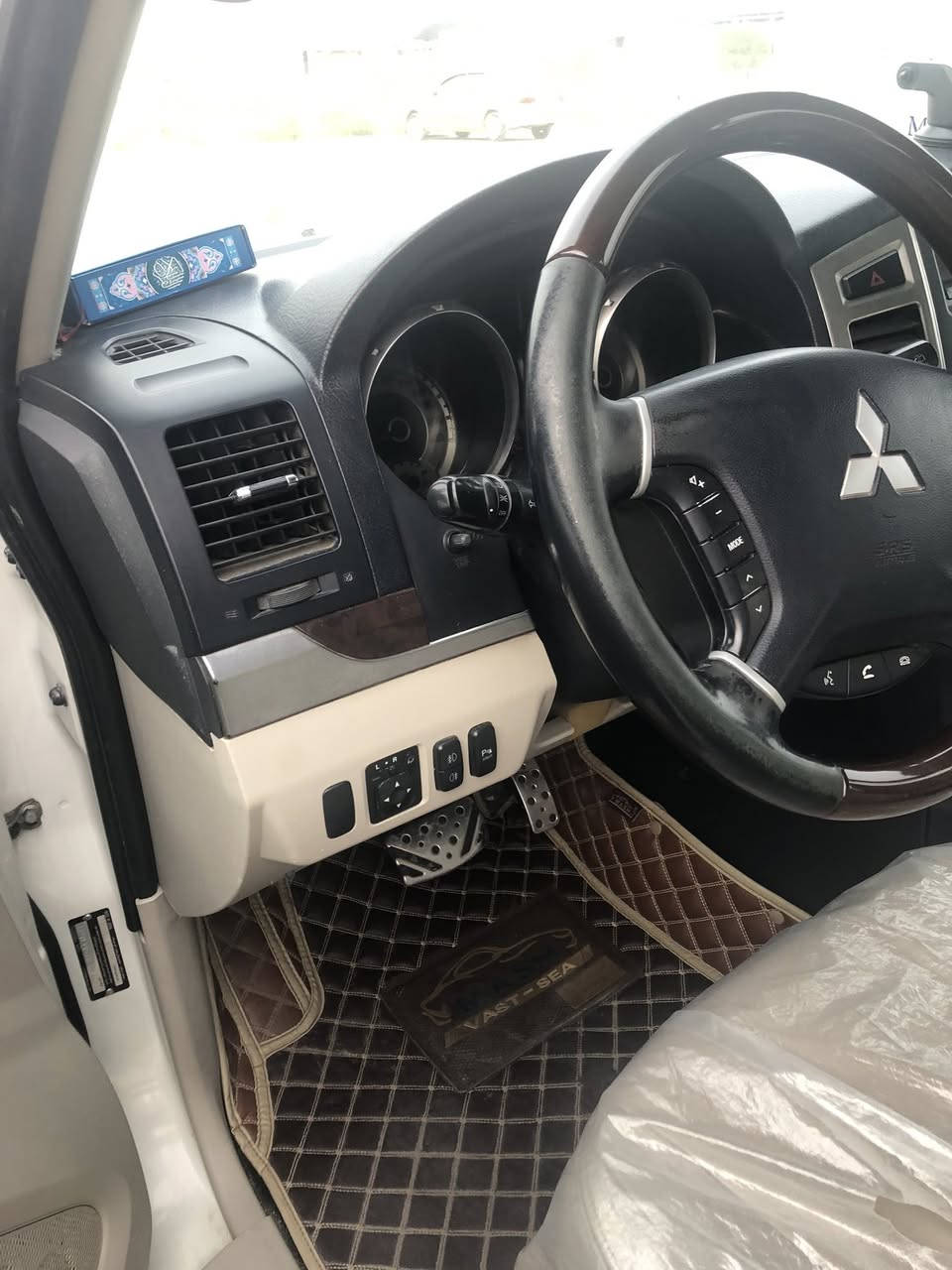 باجيرو موديل ٢٠١٥. رقم بصرة بأسمي السنوية رقم انكليزي. ماشية 180 حبتور بيها بس بنيد مبدل ومصبوغ بدون ضربة. والسونار موجود. مكاني ناصرية. السعر 180وبيها مجال للشراي. ***********.
