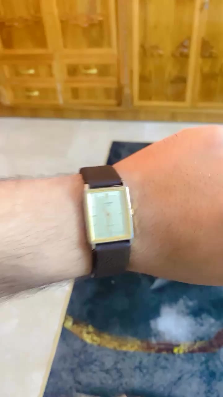 السلام عليكم
ساعه أورينت فنتج قديم أنتاج 1986 أو 1988 

مينه مميزه جداً لساعه نضافه جداً عاليه 

الأبعاد 33x30 من دون الأذانات 

ماكنه كوارتز معلمه أورينت أصلي 

سير وبك مستبدل بأصلي 

السعر 80 الف


**إذا كنت صاحب هذا الإعلان وتريد حذفه لأي سبب، رجاءا أرسل رسالة إلى الدعم الفني**