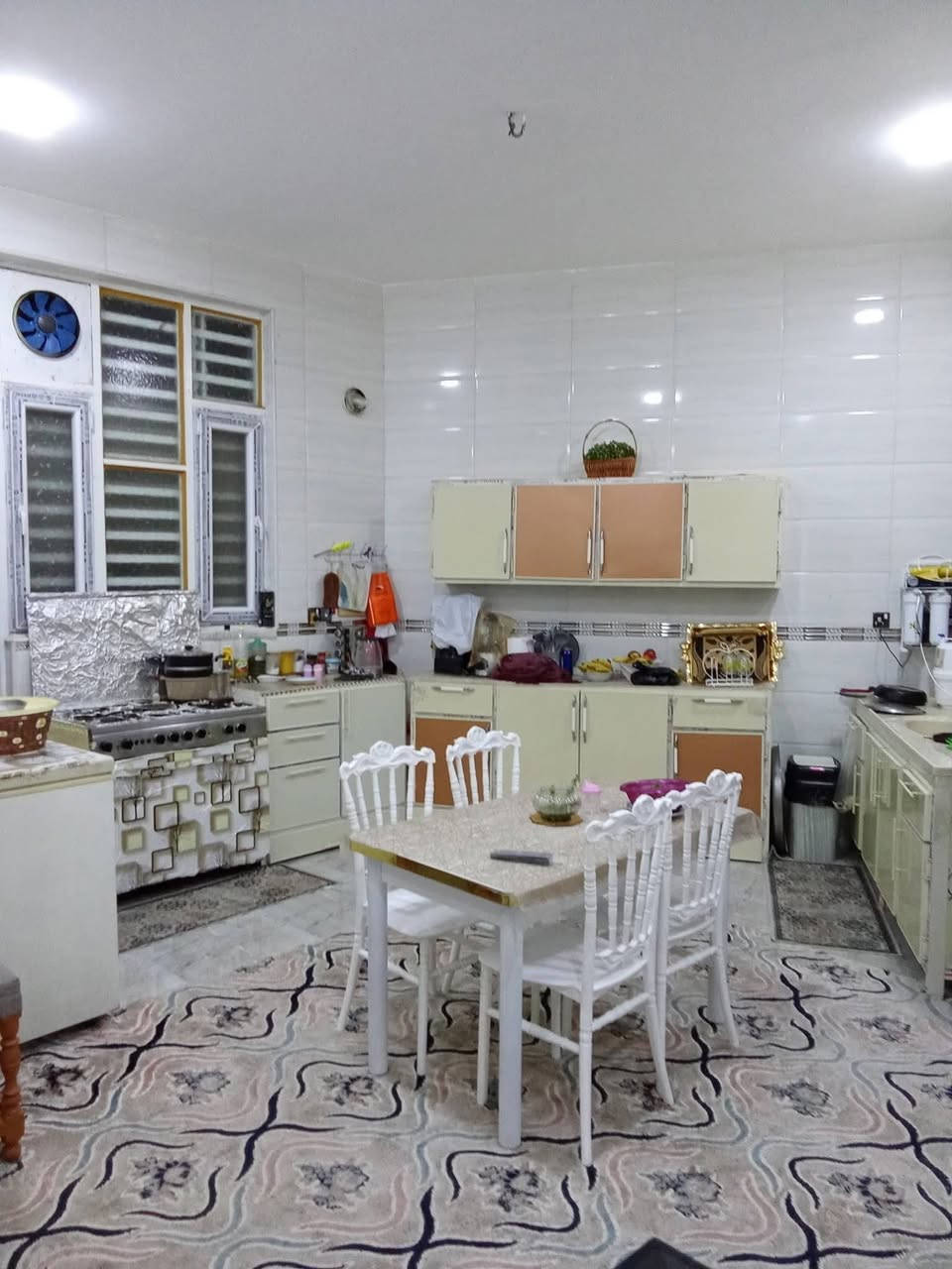 بيت 120 متر بكربلاء قرب فندق البارون بناء درجه اولى طابقين يحتوي على 4 غرف نوم و أستقبال و صاله و مطبخ و صحيات طابو زراعي سند 25 تحويل مباشر
 من صاحب السند {{ السعر 180 مليون }} 
للأستفسار : *********** واتساب
