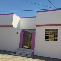 يا الله سلام عليكم 100 متر مربعه بناء طابوك صب كونكريت يحتوي على غرفتي...