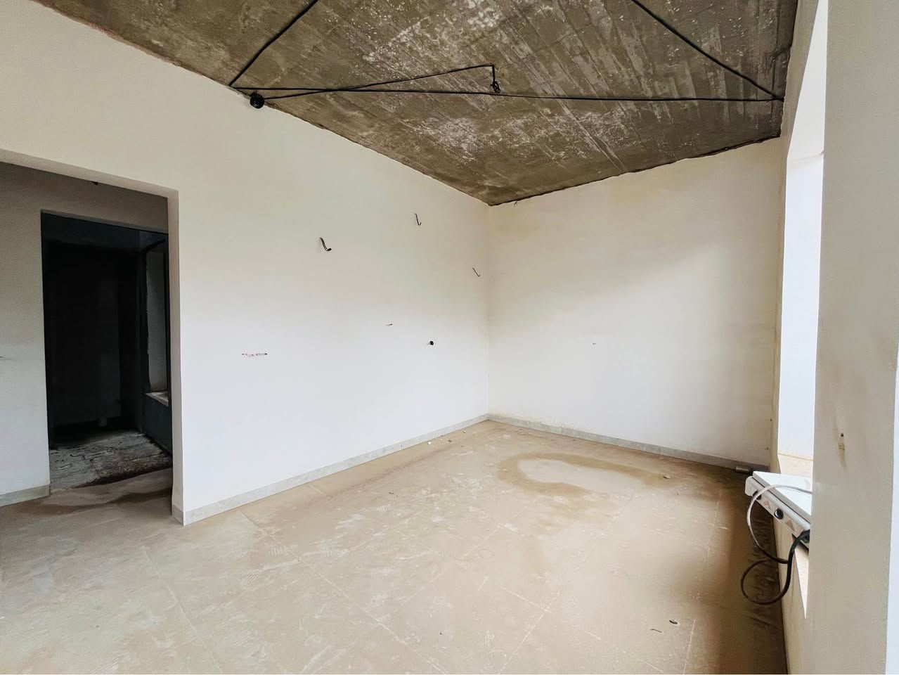 دار للبيع 100م مربع ركن 
داره كوناره فرع مخبز أم مصطفى 
طابو زراعي سند 25 بأسمي 
يحتوي على 
غرفتين نوم 
هول داخلي 
استقبال كبير 
مطبخ ومطبخ حار 
بيتونه 
البيت باقيله فقط سقف ثانوي وبيبان وسويج بلاكات 
للاستفسار *********** خناقين, ديالى
