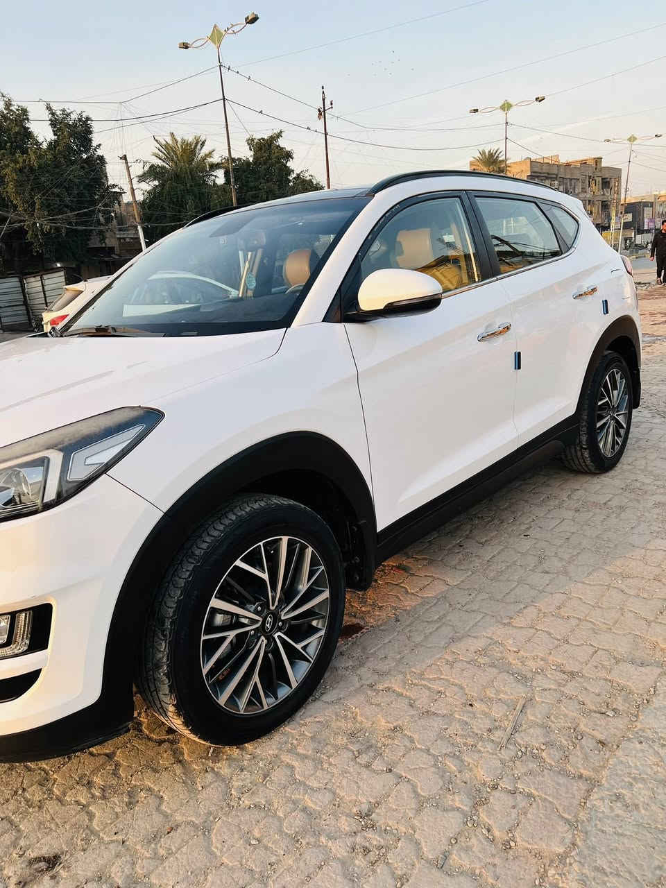 سلام عليكم 
توسان مديل ١٩ لبيع 
فول موصفات واحد على واحد من عده شاشه ايباد وزنون 
بصمه بواب 
بصمه تشغيل عدد ٢ 
اناره ابواب ترحيب 
نضمه قياده 
تحكمات ستيرن 
ارضيه جلد 
كشنات جلد 
حساس مامي خلفي 
شحن وايرلس 
رادار مامي خلفي 
كشن كهربائي بس مال سايق 
مرايات شفط وأشاره بل مرايات 
يدات نيكل 
تبريد قطعتين 
هند بريك بل رجل 
تخم تاير جديد مالصالي هواي من شديته 
هواي بعد بيها موصفات ما مذكوره 
سياره نضيفه 
مكاني  بغداد 
خابر وتدلل موجود 

***********
