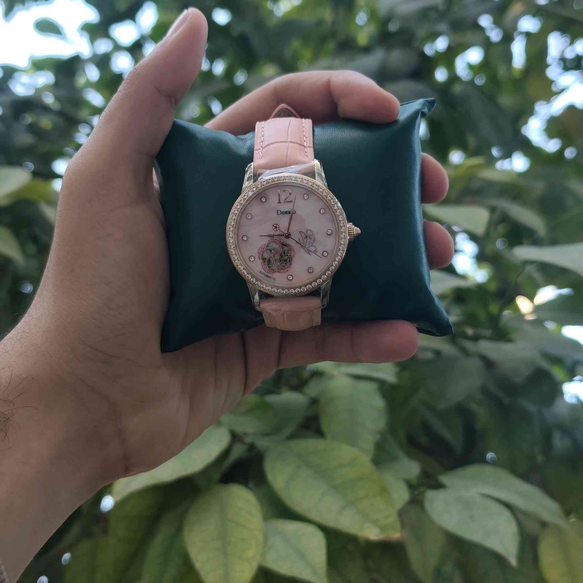 ساعة يد نسائية ماركة Deesio اصلية
(الصور خاصة بالساعة نفسها)
ساعة جميلة جداً ونازكة 
ماكنة اوتوماتيك كشف 
سافاير مقاومة للخدش
مقاومة للماء
جديدة لوك مع كامل ملحقاتها 
متوفر توصيل لكل العراق 🇮🇶


**إذا كنت صاحب هذا الإعلان وتريد حذفه لأي سبب، رجاءا أرسل رسالة إلى الدعم الفني**