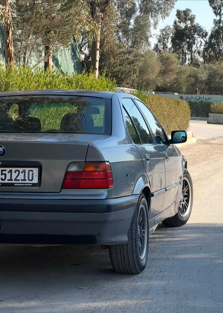 السلام عليكم
بي ام بزون e36 موديل 1993 كير عادي تبريد شغال
محرك 16 زنجيل غرفتها حلوة والسيارة عليها ادامة كاملة 
شرط التحويل رقم وسنوية جديدة بيها قطعة ونص صبغ 
السعر 46 وبيها مجال بسيط 
للاستفسار ***********
