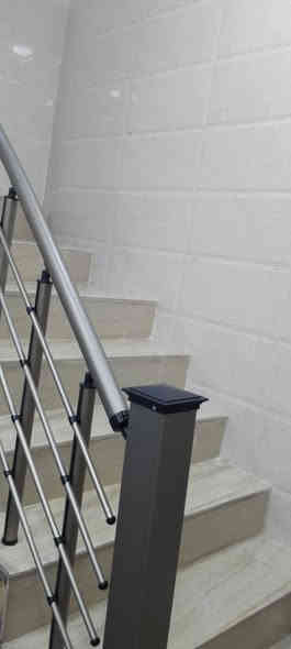 البيت للبيع مساحة ٧٥م الواجهه ٤م ونزال ١٩ ال ربع طابق واحد طرمه وصحيات خارجية استقبال كبير مع حولي مطبخ كبير صحيات داخليه منور مفتوح وغرفة نوم جوة كبيرة اما قاط الثاني هيكل بناء فقط يعني بس بناء بدون سقف مع بيتونه كبيرة ٧ امتار
م***********
