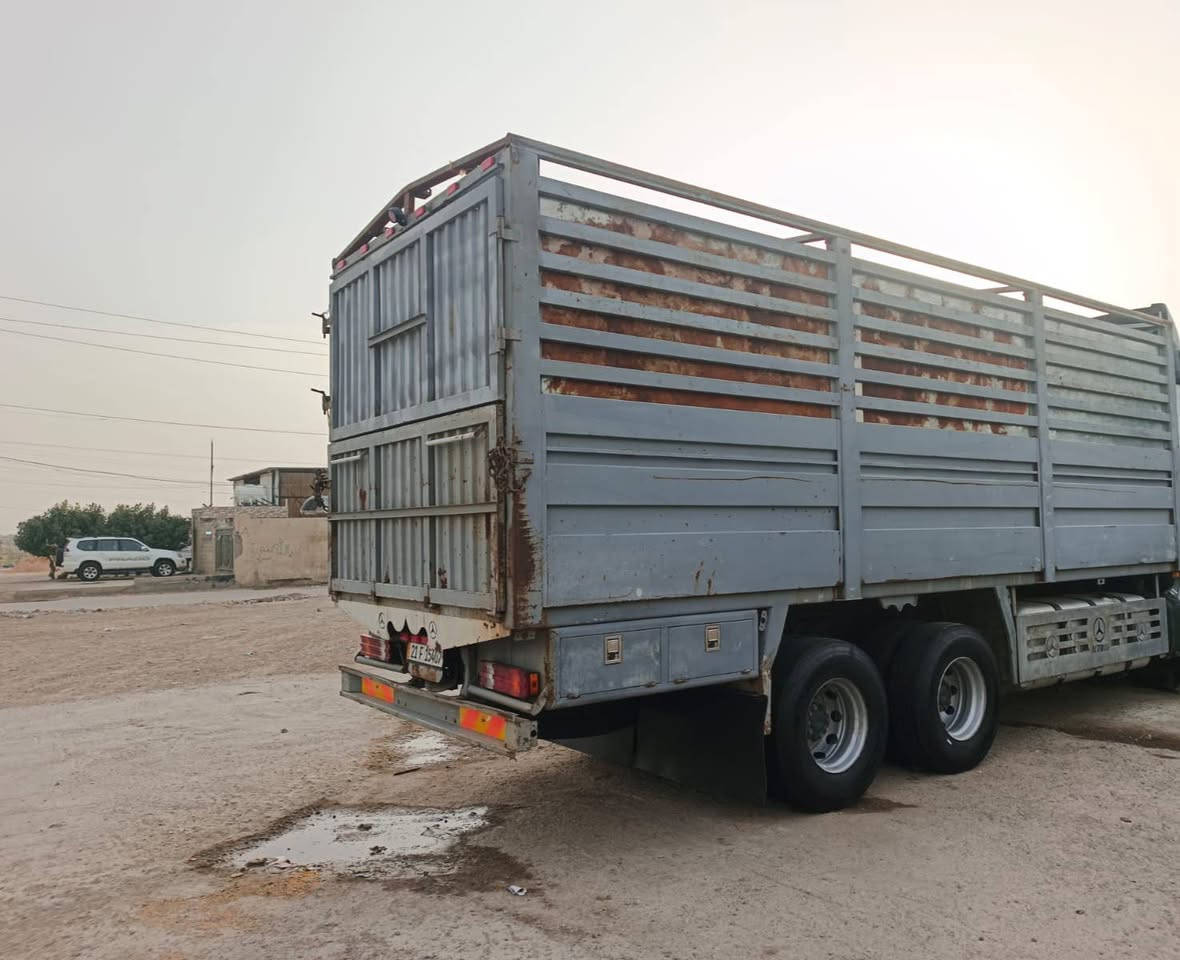 سلام عليكم بدي للبيع كامل جادر مطري  كامل مكمل بريص اربعه ونص  كول 37العرض مترتين ونص رتفاع مترتين   وتلاثين رقم الهاتف ***********
