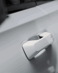 🇸🇪 عندما يلتقي الفن الاسكندنافي بمستقبل القيادة... 🇸🇪
✨ لأصحاب الذوق الرفيع: POLESTAR 2 (VOLVO) موديل 2023 
 شكل 2024

تجسد هذه السيارة أرقى ما قدمته الهندسة السويدية؛ فهي مبنية على خبرة فولفو (Volvo) في الأمان والمتانة، ومقدمة بلمسة Polestar العصرية التي تعكس البساطة والرقي الاسكندنافي.🇸🇪 

• فئة المدى الطويل  long range 
• بطارية 🔋 كبيرة 78 KW 
تدعم الشحن السريع و المنزلي
 مع الشاحنة الأصلية 
الشحنه الواحدة 550 كيلومتر 
الممشى 50k قابل للزيادة
🌑اطارات مقاس 19 جديد 
#السعر 18500 $$
رقم بغداد انگليزي بأسمي  شرط التحويل 
(بنيد صبغ فقط+جاملغ بارد)
***********
***********

رقم الشاصي  ( YSMEG3KA4PL156354 )

★ مواصفات كثيرة 
شرح جزء بسيط جداً 
دشبول خرائط 
رادارات 360°
كاميرات 360°
حساسات 360°
لايتات داينمك متحرك 
نظام ترفيهي كامل التطبيقات 

❄️🔥تبريد تدفئة كشنات قطعتين مناخي منفصل ثلج 

🌬️ 📐 التصميم والشكل العام
هيكل فاستباك (Fastback): تصميم يجمع بين أناقة سيارات السيدان والعملية العالية لسيارات الهاتشباك/الكروس أوفر، مما يعطيها وقفة رياضية ومرتفعة قليلاً.
خطوط التصميم: يتميز التصميم بالبساطة والنظافة (Minimalist) والخطوط المنحوتة التي تعكس لغة التصميم التقني للعلامة.
المصدر: تشترك في قاعدة البناء CMA (Compact Modular Architecture) مع طرازات فولفو مثل XC40.
💡 الإضاءة والتوقيع البصري
المصابيح الأمامية (LED Headlights): تتميز بتصميم "مطرقة ثور" الشهير والمستوحى من فولفو، وهي مصابيح LED نشطة (Active LED) مع إضاءة عالية نشطة وتعديل آلي للمستوى. 
الشريط الضوئي الخلفي: شريط ضوئي خلفي كريستالي يمتد بعرض السيارة بالكامل، ويتكون من 288 وحدة LED، مما يعطي توقيعاً ضوئياً فريداً ومميزاً.

II. 💎 الباقات والإضافات الفاخرة المتوفرة

1. 🛡️ حزمة Pilot Pack (تركيز على الأمان والقيادة الذكية)
• نظام Pilot Assist المتقدم: مساعدة في القيادة على الطرق السريعة (توجيه، تسارع، وفرملة).
• كاميرات ومستشعرات 360 درجة: لسهولة الركن والمناورة.
• نظام تنبيه النقطة العمياء (BLIS): مع نظام مساعدة التوجيه.
• نظام تنبيه حركة المرور الخلفية (RCT): مع مساعدة الفرملة.
• مصابيح LED متكيفة Pixel: إضاءة ذكية وقوية دون إزعاج السيارات القادمة. 
متحرك مع عجلة القيادة 

🖥️ التقنيات والمقصورة الداخلية

 Polestar 2 (2023) - أول سيارة في العالم تعمل بنظام Google Automotive OS المتكامل. تكنولوجيا ذكية، قيادة أذكى.
نظام الترفيه: شاشة ترفيه مركزية تعمل باللمس مقاس حوالي 11.15 بوصة أو 11.2 بوصة.
نظام التشغيل: نظام معلومات وترفيه مدعوم من Google (أندرويد أصلي) مع خدمات جوجل المدمجة.
شاشة السائق: شاشة رقمية لعرض معلومات القيادة مقاس 12.3 بوصة.
الاتصال: دعم Apple CarPlay و Android Auto 
الميزات الداخلية:
شاحن لاسلكي للهاتف 
مقاعد مريحة وعالية الجودة.

🟢🔴⚫الإطارات الذكية والمستشعرات المدمجة
تهدف هذه التقنيات إلى تزويد السائق والسيارة ببيانات دقيقة وفورية عن حالة الإطارات، وتُعد ضرورية للقيادة الذاتية.
• نظام TPMS المتقدم: أجهزة استشعار (Sensors) مدمجة في الإطار أو الصمام لتوفير بيانات دقيقة ومباشرة حول:
درجة الحرارة داخل الإطار.
•ضغط الهواء (مراقبة الضغط الأساسية).
• مستوى تآكل المداس (المستقبل).
• الإطارات الذكية المتصلة (Smart Tires):
تتضمن مستشعرات متقدمة تتواصل مع كمبيوتر السيارة لتوفير صيانة تنبؤية (Predictive Maintenance).
يمكنها تحليل ظروف الطريق (جاف، رطب، ثلج) وتكييف خصائصها أو نقل البيانات إلى أنظمة التحكم في السيارة لتحسين الأداء (مثل فرامل ABS والتحكم الديناميكي).
الإطارات المتغيرة/المتكيفة: مثل مفهوم Hankook Hexonic التي تحلل الطريق باستمرار وتتكيف أخاديد مداسها وفقاً لظروف القيادة.

.
