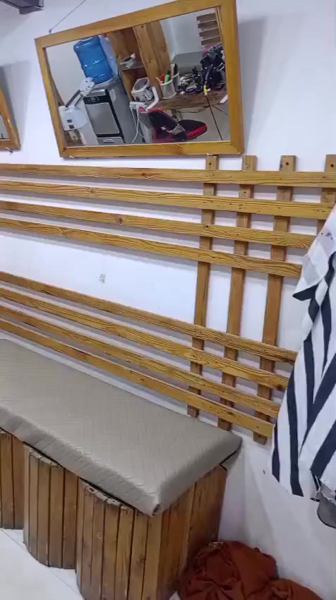 السلام عليكم
ديكور محل حلاقه كامل للبيع 
خشب تسگام 
نضافه فول مثل ما موضح بل منشور 
للتواصل فقط ع رقم***********
