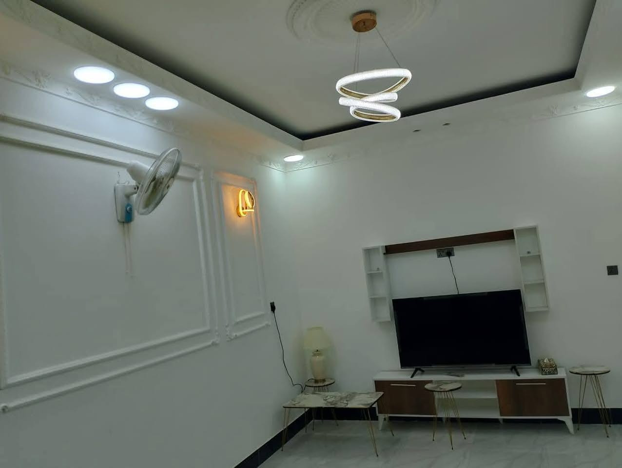 مساحة البيت 132 م
غرض واجهة البيت 10.5
غرفة نوم كبيره 6×4
غرفة نوم 5×4
ستقبال 6.5×4 متر 
صالة 7 ×3متر 
مطبغ 5 ×5
حمام 2.5×2
منزع ملابس 1.5×1.5
تواليت غربي داخلي
تواليت شرقي خارجي
منور 2×3
طارمة 10×3
مطبخ خارجي 
السطح شتايكر 
ستارة 
ملاحظة :_
كل داخل البيت ديكور ونقوش مغربية 
تأسيس ماء ومجاري حديث 
تأسيس كهرباىيات حديثة 
السعر ١٥٠ 
حي التضحية قرب مجمع فلس ونص قريب جدا على شارع الصدرين الجديد السريع سابقا لتواصل ***********
