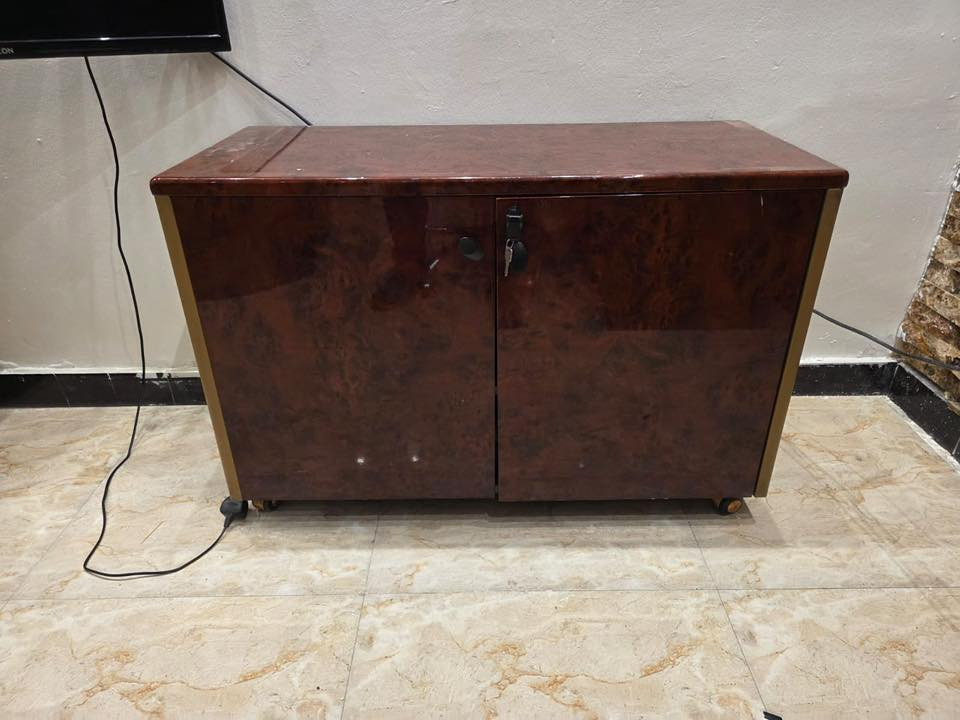 ميز ايطالي ملكي سيت مكتبي متكامل سعر 1 مليون للتواصل على الرقم ***********
