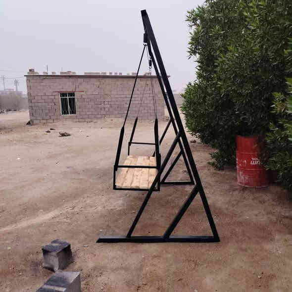 مرجوحه للبيع جديده طول 2 متر العرض 2متر حديد ثقيل مكاني البصره الزبير سعر 160 الف ***********
