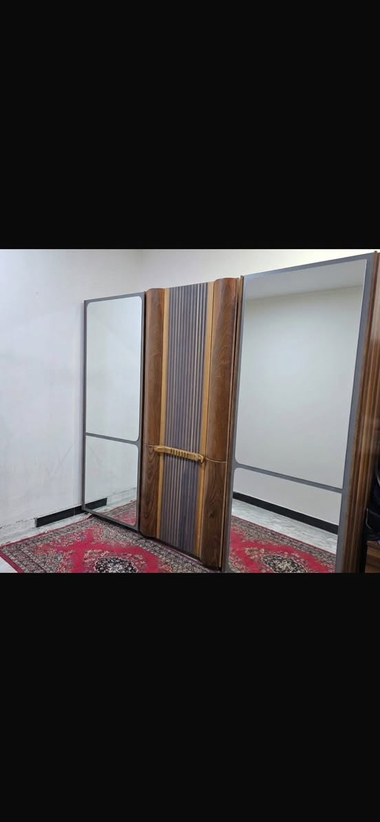 السلام عليكم للبيع غرفه تركي تفصال تحفه ثقيله جدااا ونظيفه جدا مكانه بابل المركز سعر مناسب لغرض السفر ***********
