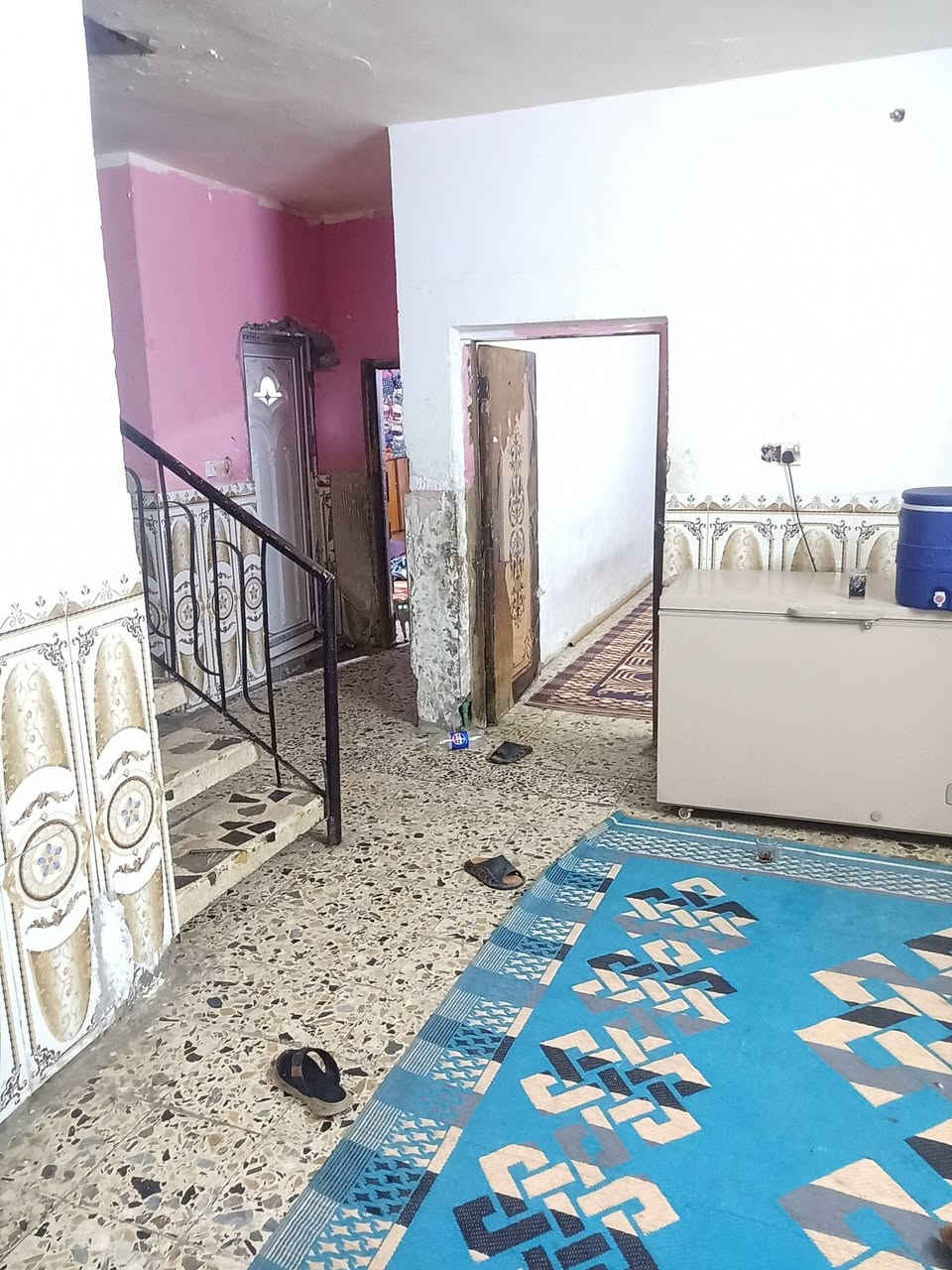 السلام عليكم بيت مساحة 200م واجهة8م نزال25م طابقين الاول غرفتين نوم صالة استقبال صحيات داخلية وخارجية  الطابق الثاني اعكادة غرفتين نوم صحيات بناءال90 عالي عنالشارع عوزة ترميم  الاورفلي الفرع العريض ماقبل  شارع سوق الشعبي ***********
