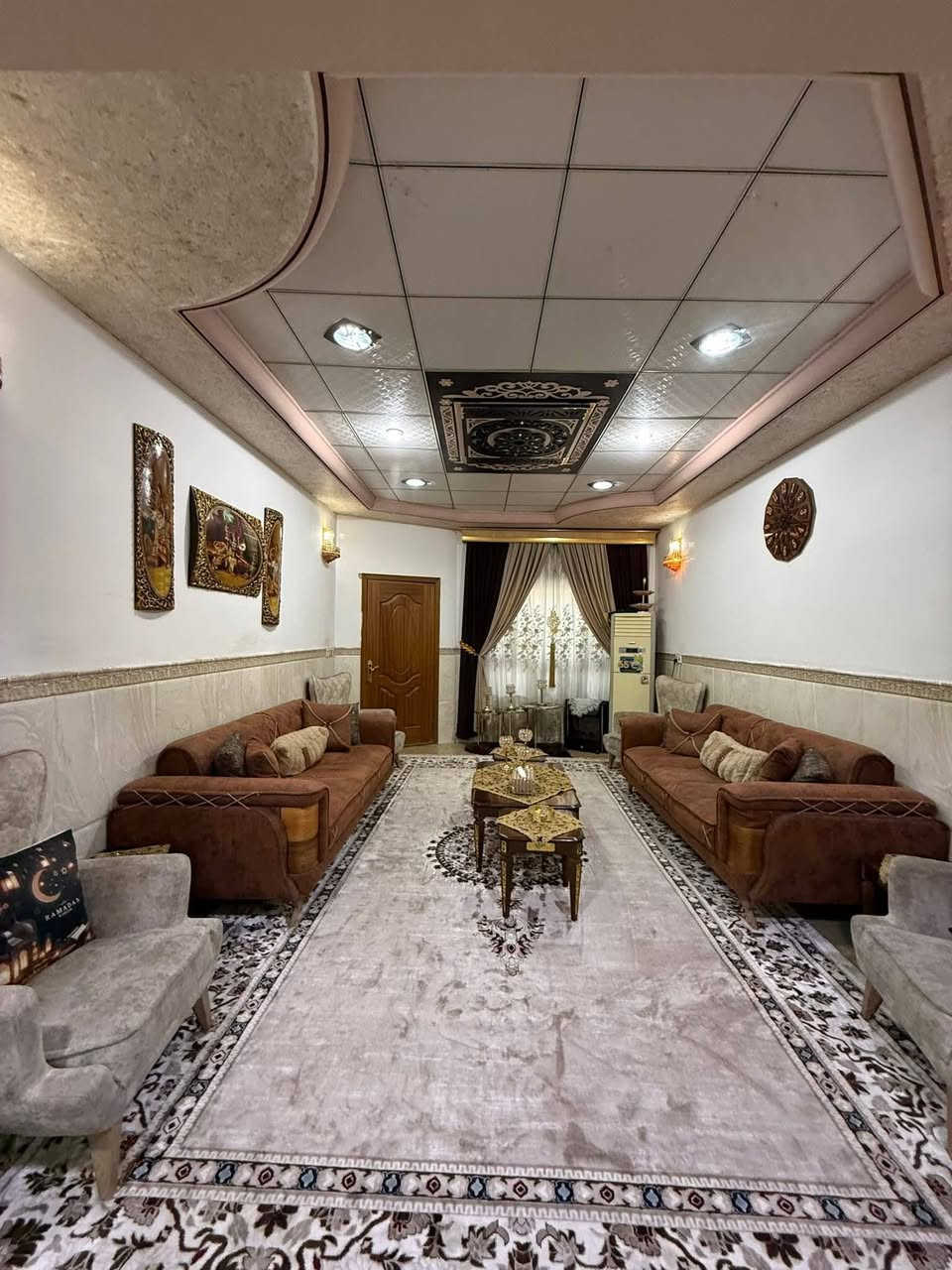 دار للبيع المساحة 205 متر الواجهه 10 طابقين 4 غرف نوم موقع مميز شارع 20 متر حي الزهور مقابيل مطعم كاردن ستي يباع موثث 6 سبالت  السعر 250 وبي مجال 
للاستفسار الاتصال على الرقم( *********** )
