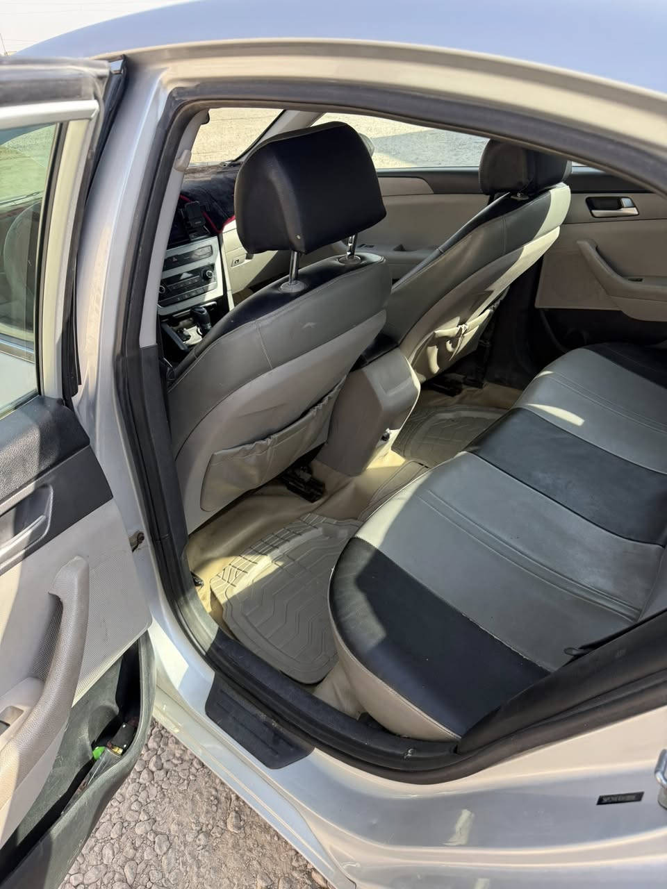 السلام عليكم  للبيع سوناتا 2015 وراد امريكي رقم قادسيه محرك  2400 معلاية دبل كاز كيت  (ضربته  امريكا باب وجاملغ )مثل موضح بصور (وبالعراق ربع البنيد والجاملغ الأيسر بي شبر بارد )سعر 116
رقم ***********يوجدواتساب
