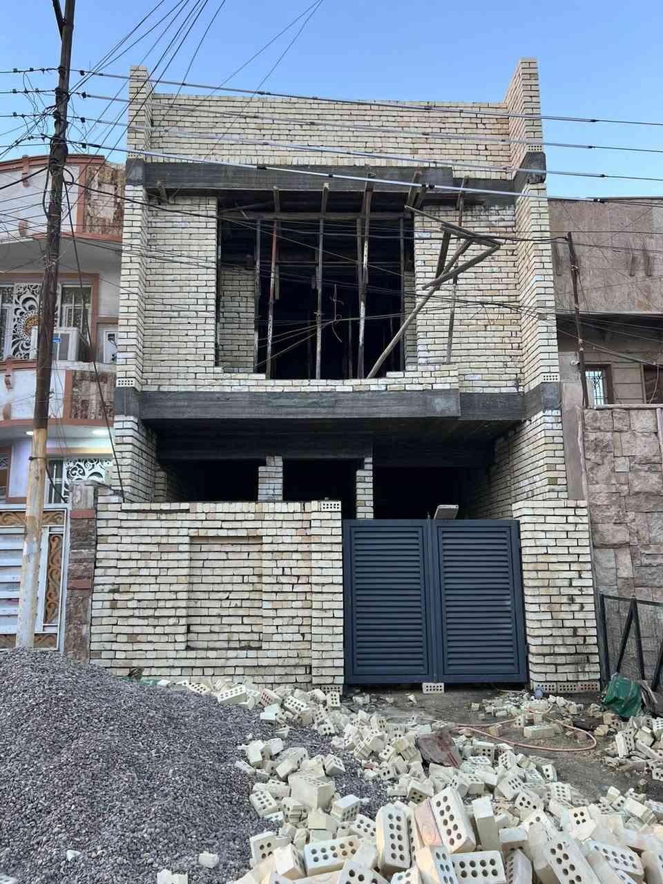 السلام عليكم 

دار للبيع في حي الجهاد منطقه الأساتذة قريب 

من اربع شوارع /علئ شارع 15متر رصيف 4متر 

الدار يحتوي على 3طوابق 
تسليم مفتاح كأمل شهر واحد فقط ان شاء الله 

مساحه 120متر

(واجهه6متر  20 متر ) 

الطابق الاول يحتوي على/كراج /صاله /مطبخ و مطبخ حار / هول داخلي كبير / شلال داخلي/ غرف نوم /  صحيات/ مناور خلفي 

الطابق  الثاني يحتوي على/ غرف نوم عدد(2سويت )مفصوله 

الطابق الثالث  يحتوي على/ غرف نوم كبيرة/ مطبخ 

صحيات/ سطح امامي 
واجهه بورسلين إسباني 
ارضيه مرمر 
سيراميك المطبخ  وحمام ألواح  هندي تصفير 

استفسار اتصال 

((((*********** ))))
