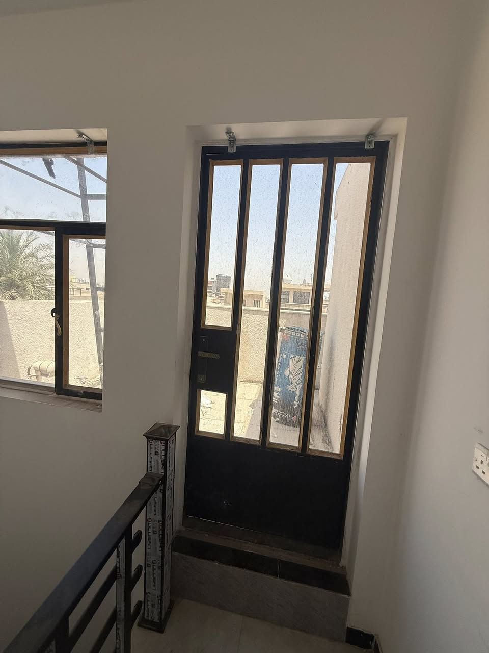 ٥٠ متر ركن للإيجار نظيف وجديد يحتوي على ٣ نوم ومطبخ بيه كاونتر واستقبال وخدمات بالطابقين يقع خلف مطعم إكليل الجبل *********** مكتب جوهرة السيديه مجاور مدخل شارع الخيزران بدل الايجار بمليون
