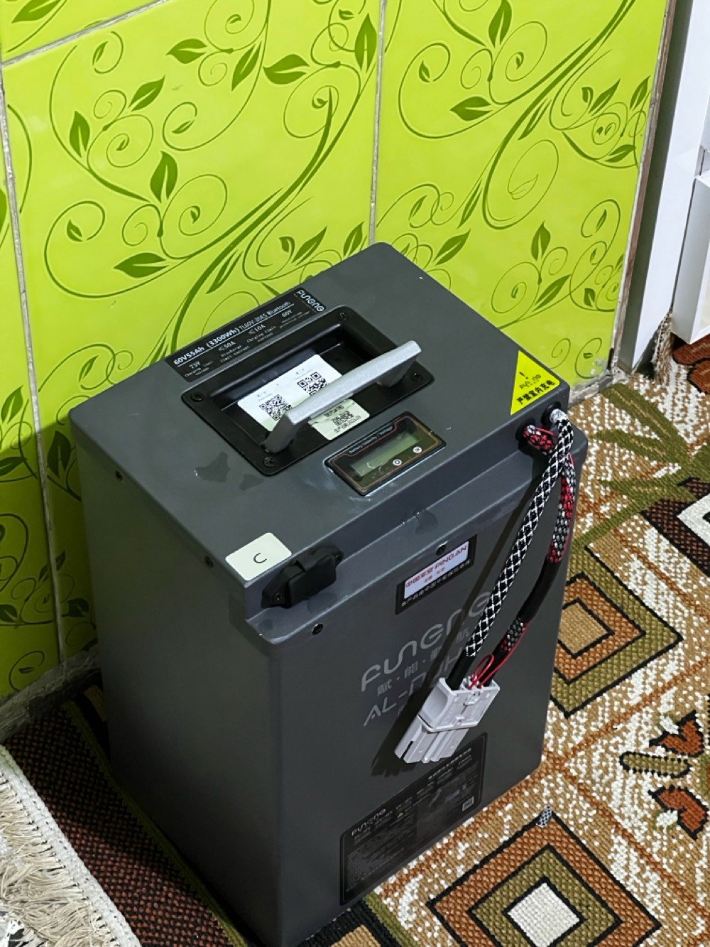  دراجه كهرباء (شحن) 
ملف 3000
بطاريه ليثيوم 
بعدها بالضمان 
الشكل دور جوز تلكه نفسه 
نظافه 
مشتني 70 كيلو و ما طفت و اكثر من مره عن تجربه يعني 
محتاج افلوسها تريد تسأل اي سؤال يخصها اني حاضر تجي تشوف و تتاكد هم و ابحث عن هيج مواصفات و ابحث عن الملف حاطلك صوره للشركه مالته 