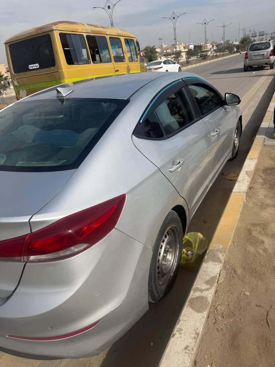 النترا 2017 امريكي 
محرك دوش 2000
ضربتها فقط بنيد
وبيها طخات خفيفة ما مصلحات وتشاف بالعين
تدفئة تبريد قطعتين 
السيارة جاهزة 
مداور شرط ثاني يوم 
مامتواجد فيس بوك
الرقم *********** بغداد, العراق
