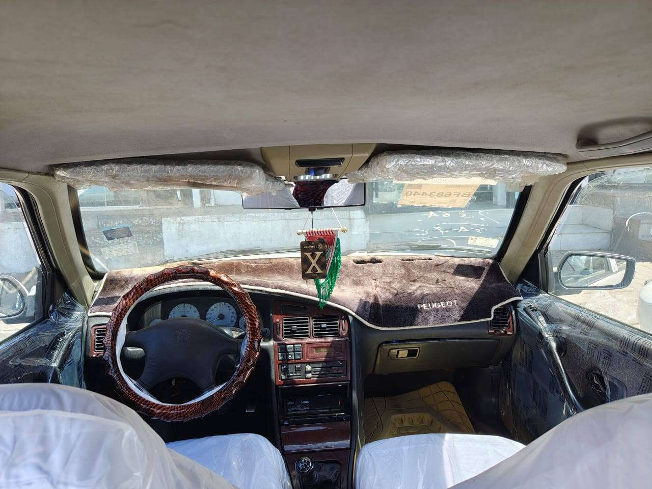 سيارة بيجو بارص موديل 2013 باسمي رقم نجف انكليزي دولي مكينه وكير مكفول. تبريد ثلج حداديه جاهزه. سياره جاهزه من كلشي سنويه مجدده 2027.بيه جاملغ خلفي صبغ وكرن الجاملغ الامامي جهة السايق مكاني نجف رقمي ***********
