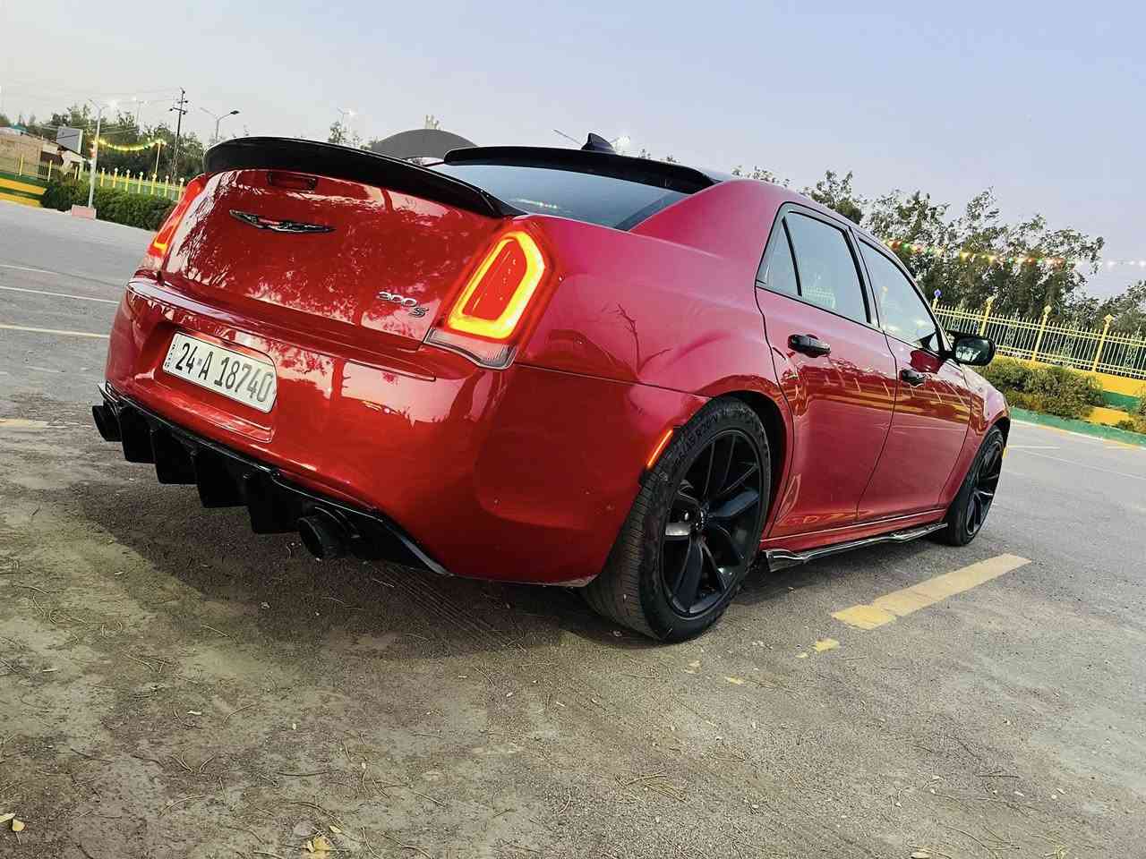 السلام عليكم للبيع كلايسلر C300s هيمي 5700 فول مواصفات للاخير ضرره جاملغ وبنيد وشاصي ولغد وبيه صفحه فقط  كلير من امريكا ابيع حزام سعره 165 $   وعليه تزويد كلش هواي فوك ال٢٠ ورقه رقم شمالي باسمي تحويل ثاني يوم
المواصفات ///
كشنات حضن جلد S
تدفئه تبريد بالكشنات 
بنوراما 
دعاميات وبنيد srt 
كشاف لد
حساسات خلفيه 
تدفئه بالكشنات الخلفيه
رادار امامي
تثبيت مسار
شكو مواصفاته بالاوباما بيهه.. 
تزويد السياره ///
هدرز شورت 300$
ثلاجه 6400 400$
نوزلات 6400 200$
فجوج برمبو 700$
ستريت بار
اكسل قفل 600$
حداديه كامله srt 
وبعد بيه هواي تزويد السياره متعوب عليه هواي مكاني بالحله السياره باسمي جاهزه من كلشي 
للاتصال /***********
