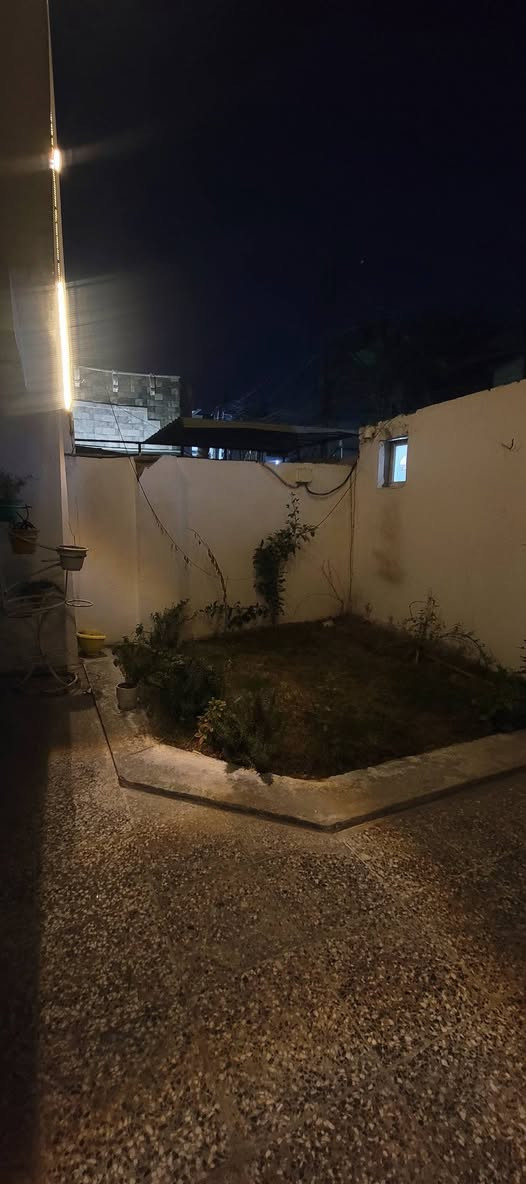 السلام عليكم
دار للبيع طابو صرف المساحة 150 متر واجهة 6 ونص والنزال 25 مكون من طابقين الطابق الأول يحتوي على حمام داخلي وصحيات ومطبخ وصالة وحولي وغرفة نوم والطابق الثاني 3 غرف نوم غرفتين سويت بناء حديث 2023 موقع الدار شهداء البياع قرب روضة العلياء 
للتواصل المراسلة على الرقم *********** 
او التواصل على الخاص
