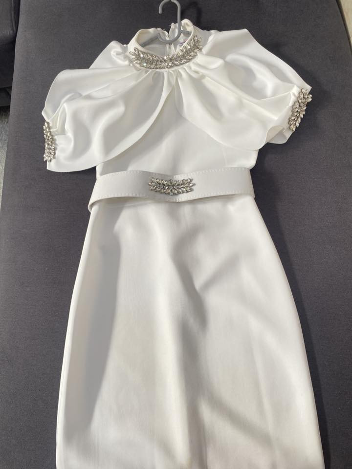 فستان عقد يجنن ملبوس ساعه فقط
ماخذته من فيولا ببغداد
مجسم ع الجسم يلبس قياس من 36 الى 40 يكعد قالب يفصل الجسم يجنن وكشخه
نظيف جدا جدا
سحاب خلفي
الطول 125 يوصل تحت الركب
خامه ليگرا تجنن
حزام دكم ع الخصر
الصور واضحه جداً نفس الحقيقه ضبط 
ماخذته ب60 اريده قفل 30 
متوفر توصيل


**إذا كنت صاحب هذا الإعلان وتريد حذفه لأي سبب، رجاءا أرسل رسالة إلى الدعم الفني**