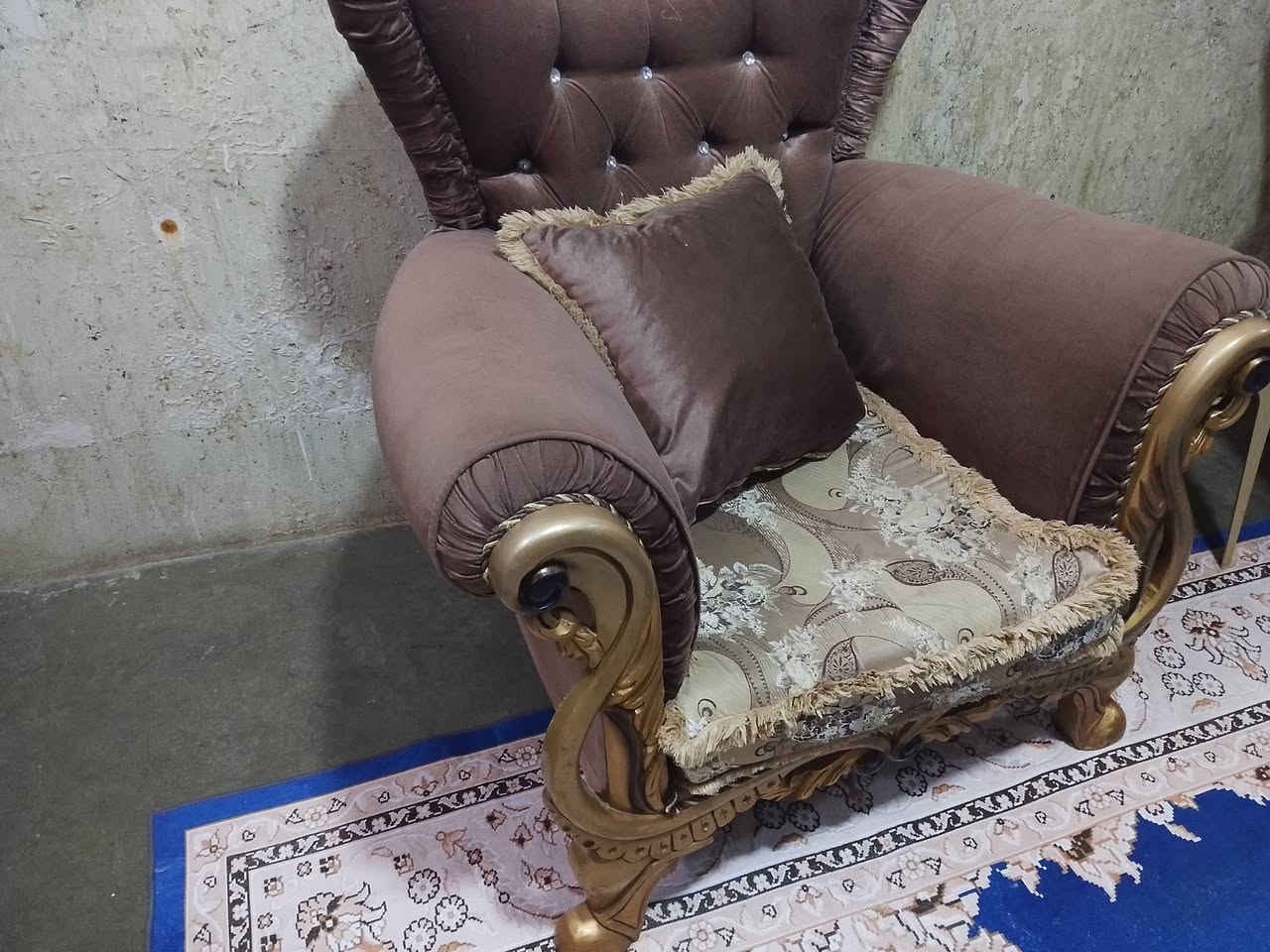 تخم قنفات رئاسي اخو جديد.  ،،،، قنفتين كبار. و4 كراسي.  معى لكوشات  فقط. سعر 575 بي مجال بسيط حك جيه.   لاتكسر بل حاجه معروف اسعارهن   وانتو بسلامه.


**إذا كنت صاحب هذا الإعلان وتريد حذفه لأي سبب، رجاءا أرسل رسالة إلى الدعم الفني**