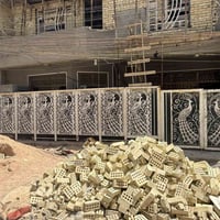 سياج مع الباب طول ١٠ متر والعرض ٢ متر نضيف استفسار ٠٧٧٠٢٧٨٥٥٦٣